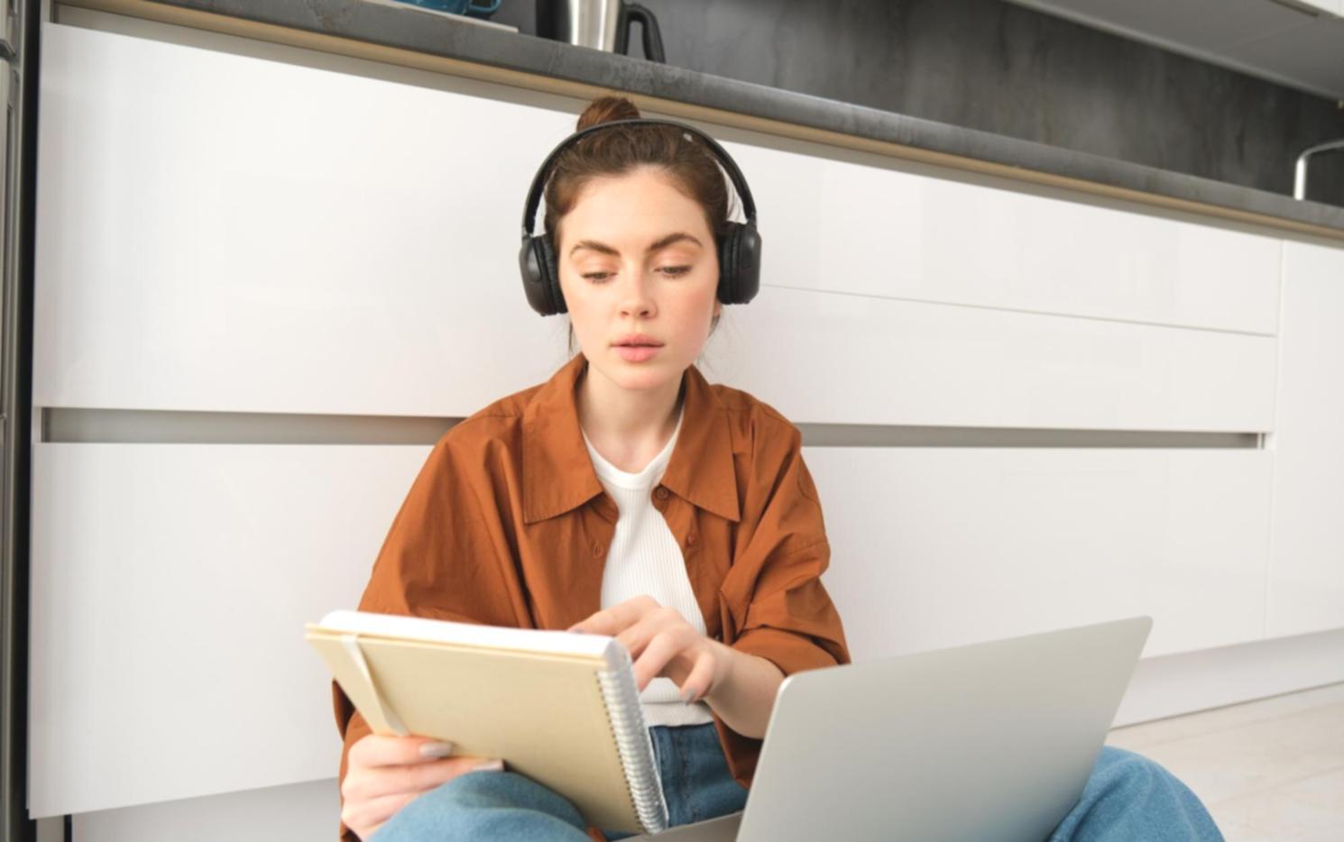 Specialist analizând date financiare și rapoarte de performanță